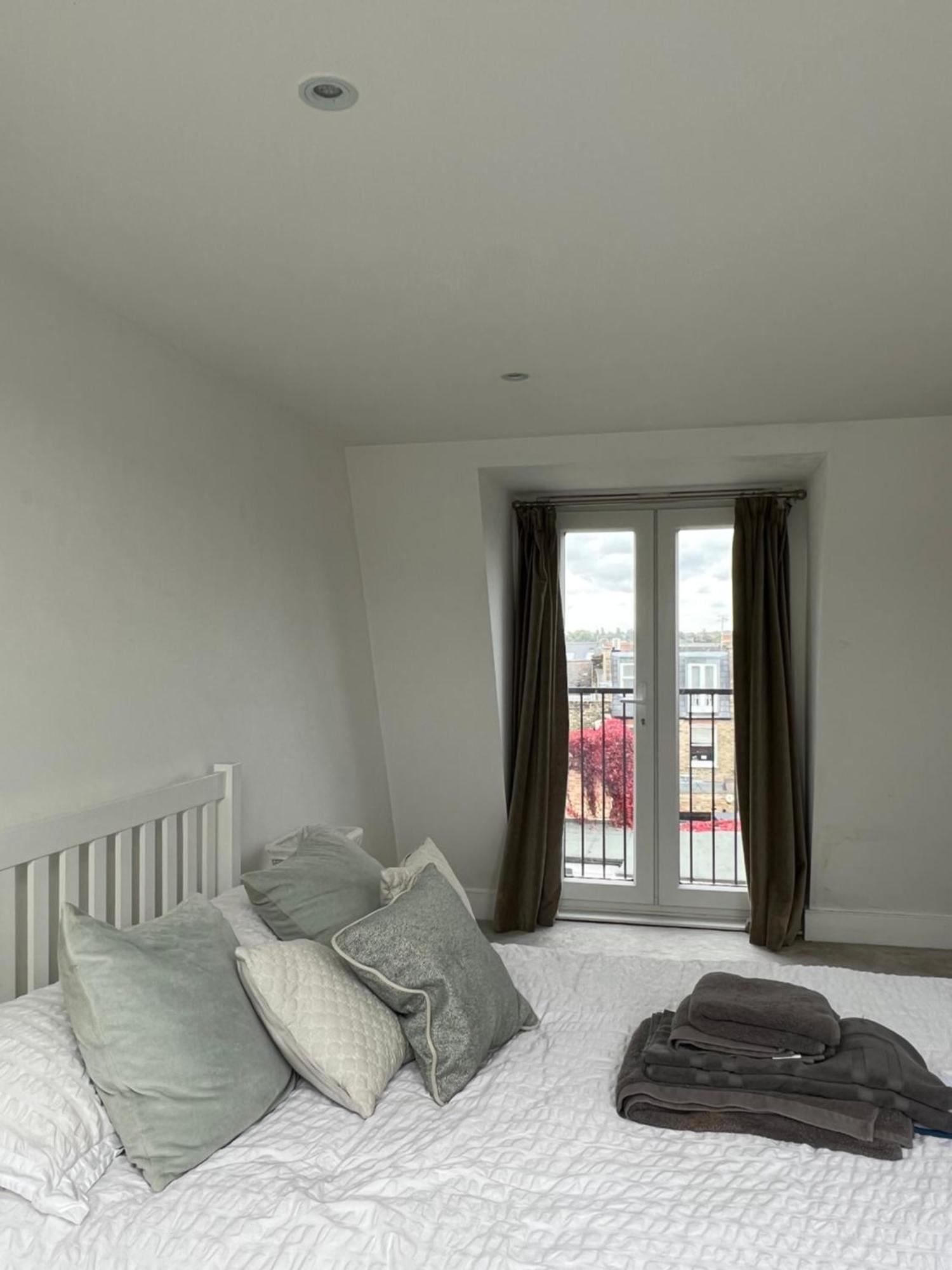 Gorgeous 3 Bedroom In Quaint Southfields Appartamento *